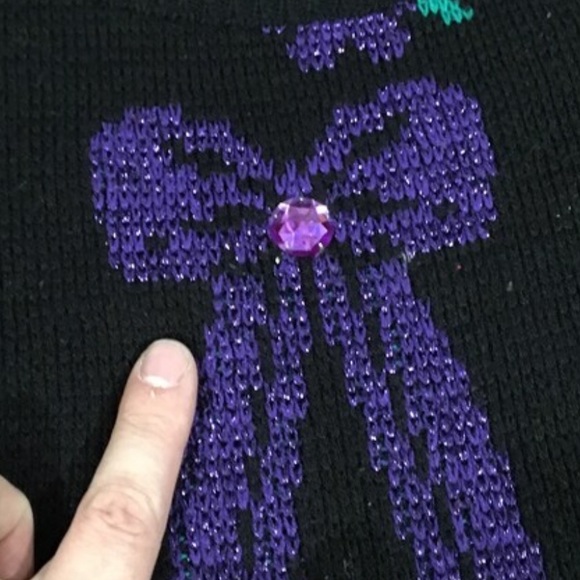 vintage sweater w Purple Ribbons Bows and Flowers - fits M - - Picture 2 of 4